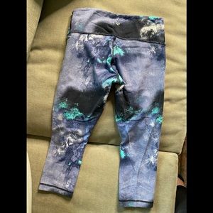 LuLuLemon Wonder Under Crop Leggings size 6